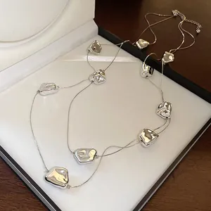 Collier long à double rangée avec pendentifs argentés froissés irréguliers en boîte