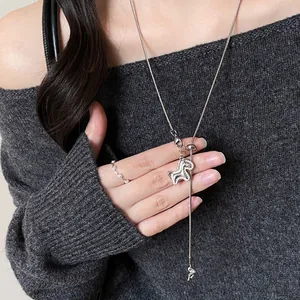 Lussuosa Collana Con Ciondolo a Forma di Cavallo in Zirconia per Donna Elegante Catena Lunga per Maglione Regolabile Colore Argento