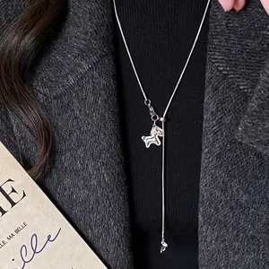 Elegante collana a Y color argento con ciondolo a cavallo e dettagli in zirconi lucidi