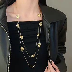 Vue détaillée d'un collier doré double couche avec perles froissées sur un mannequin