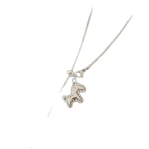 Elegante collana a catena serpente argentata con ciondolo a forma di pony e strass scintillanti