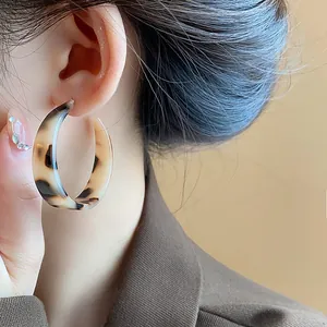 Fashionable retro leopard print resin hoop earrings for women, stylish earring detail