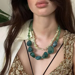 Collier double rang avec perles acryliques vertes irrégulières et éclats de pierre