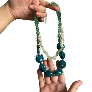 Collier double couche fait main avec perles vertes et pendentifs acryliques turquoise