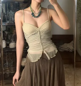 Élégant collier double épaisseur avec perles acryliques vertes et perles sur modèle.