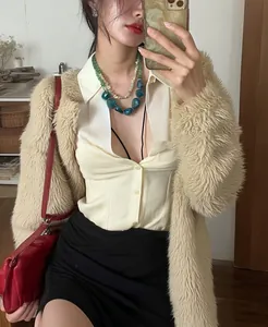 Gros plan d'un collier double épaisseur en acrylique vert avec perles irrégulières sur modèle