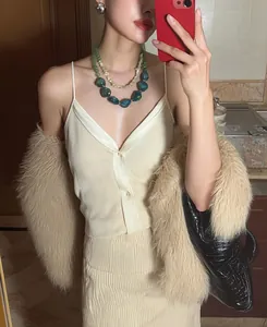 Mannequin portant un collier en acrylique double couche avec pendentifs irréguliers