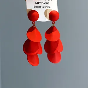Elegante rote matte Ohrhänger mit Quasten und minimalistischem Tropfendesign.