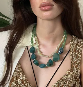 Détail d'un collier double épaisseur avec des perles en acrylique et des pierres