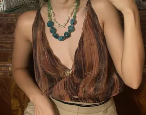 Gros plan d'un collier en acrylique à deux rangs avec perles vertes et bleues