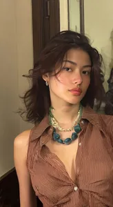 Vue détaillée d'un collier de perles en acrylique vert émeraude à deux couches sur un mannequin