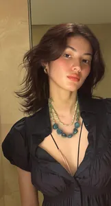 Gros plan d'un collier à double couche en perles acryliques sur un mannequin chic