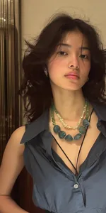 Vue détaillée d'un mannequin portant un collier double rang en pierres vertes polies.