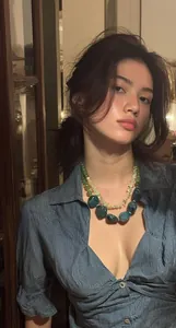 Vue détaillée d'un collier à double couche en acrylique avec des perles irrégulières.