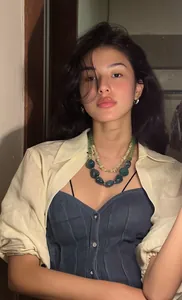 Gros plan du collier de perles en acrylique à deux couches sur un mannequin