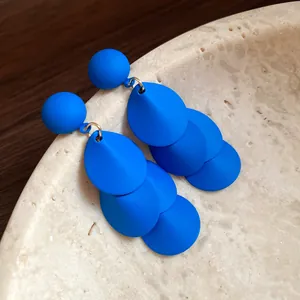 Detailaufnahme matter Klein-blauer Stufenohrringe mit moderner Sprühlackierung