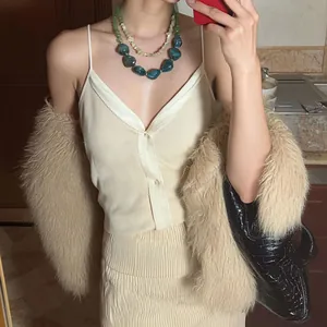 Détail d'un collier en acrylique à double couche avec des perles vertes irrégulières