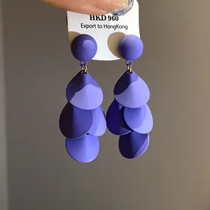 Detailansicht der lila matt gestuften Teardrop-Ohrringe mit schönem Sprühlack-Finish.