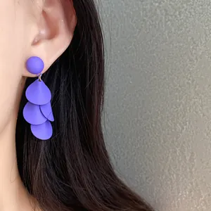 Elegante mattviolette Ohrhänger mit geschichteten Blütenblättern und Silbernadeln