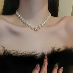 Detailansicht einer eleganten Perlenkette mit glitzerndem Strasskugel-Anhänger