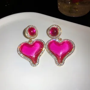 Boucles d'oreilles cœur en résine rose étincelante avec bordure diamantée vintage.