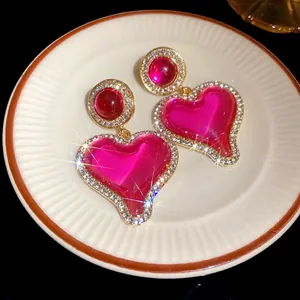 Boucles d'oreilles vintage élégantes en résine en forme de cœur avec bordure strass