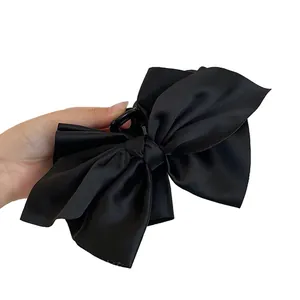 Elegante pinza per capelli con fiocco in raso nero per donna nel tipico stile francese