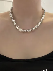 Elegante collana in stile francese con pepite d'argento irregolari e perla barocca unica