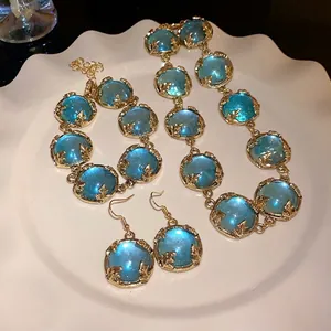 Vintage Palace Style Geometric Resin Necklace Gold Plated Alloy Hollow Out Pendant For Women Banquet Fashion Jewelry Accessory