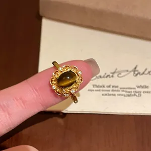Elegante anello aperto retrò placcato oro 18k con pietra occhio di tigre e zirconi