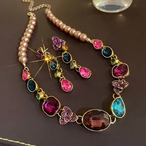 Conjunto de joyas vintage de estilo cortesano con pedrería de colores y perlas