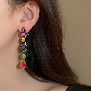 Pendientes vintage estilo palacio con pedrería de colores y borlas de flores