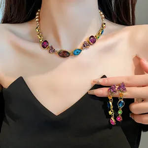Conjunto de collar y pendientes estilo corte vintage con cristales y motivos florales