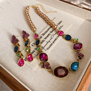 Primer plano de un conjunto de joyas de estilo palacio vintage con cristales y perlas