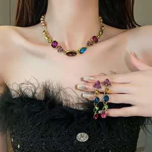 Detalle de collar de pedrería colorida y pendientes colgantes de estilo palacio vintage.