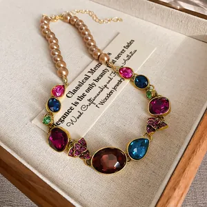 Collar vintage de estilo palacio con piedras preciosas de colores y perlas