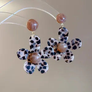 Vintage-Ohrringe mit Leopardenmuster in Blumenform und stilvollem braunem Harz-Finish