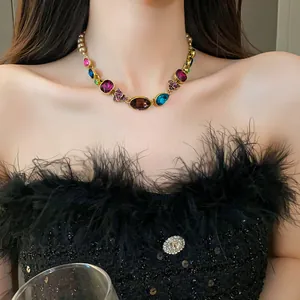 Vista detallada de un collar estilo palacio vintage con gemas de colores y perlas.