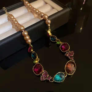 Vista detallada de un collar de estilo palacio vintage con piedras y perlas de colores