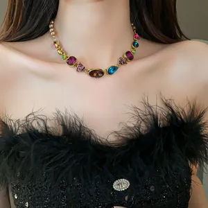 Vista detallada de collar estilo palacio vintage con gemas de colores y detalles de mariposa