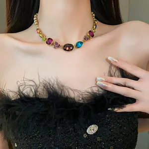 Detalle de un collar estilo palacio vintage con piedras preciosas de colores y perlas.