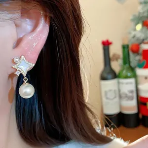 Elegant 14K gold-plated star stud earrings with pearls and zircons for a French look.