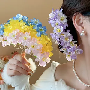 Elegante Stoffblumen Haarnadeln, im Haar getragen und für Details in der Hand gehalten