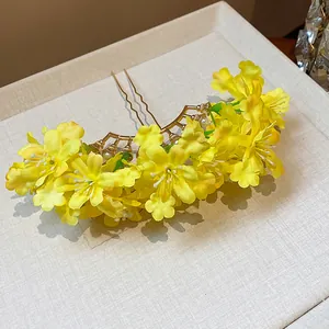 Detailansicht der gelben Stoffblumen-Haarnadel mit goldener zweizackiger Haargabel