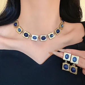 Ensemble Collier et Boucles d'Oreilles Style Palais Vintage Épissage Carré Bijoux en Alliage Strass Résine pour Femme Cadeau de Mode