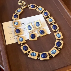 Parure collier et boucles d'oreilles vintage de style cour avec de grandes pierres bleues