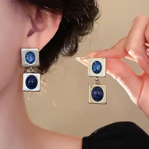 Boucles d'oreilles vintage style cour avec cristaux bleus et finition argent antique.
