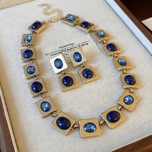 Parure de bijoux vintage avec collier et boucles d'oreilles carrés et cristaux bleus