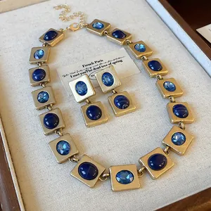 Vue détaillée de la parure collier et boucles d'oreilles vintage avec pierres bleues