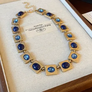 Vue détaillée d'un collier vintage à maillons carrés avec des pierres bleues